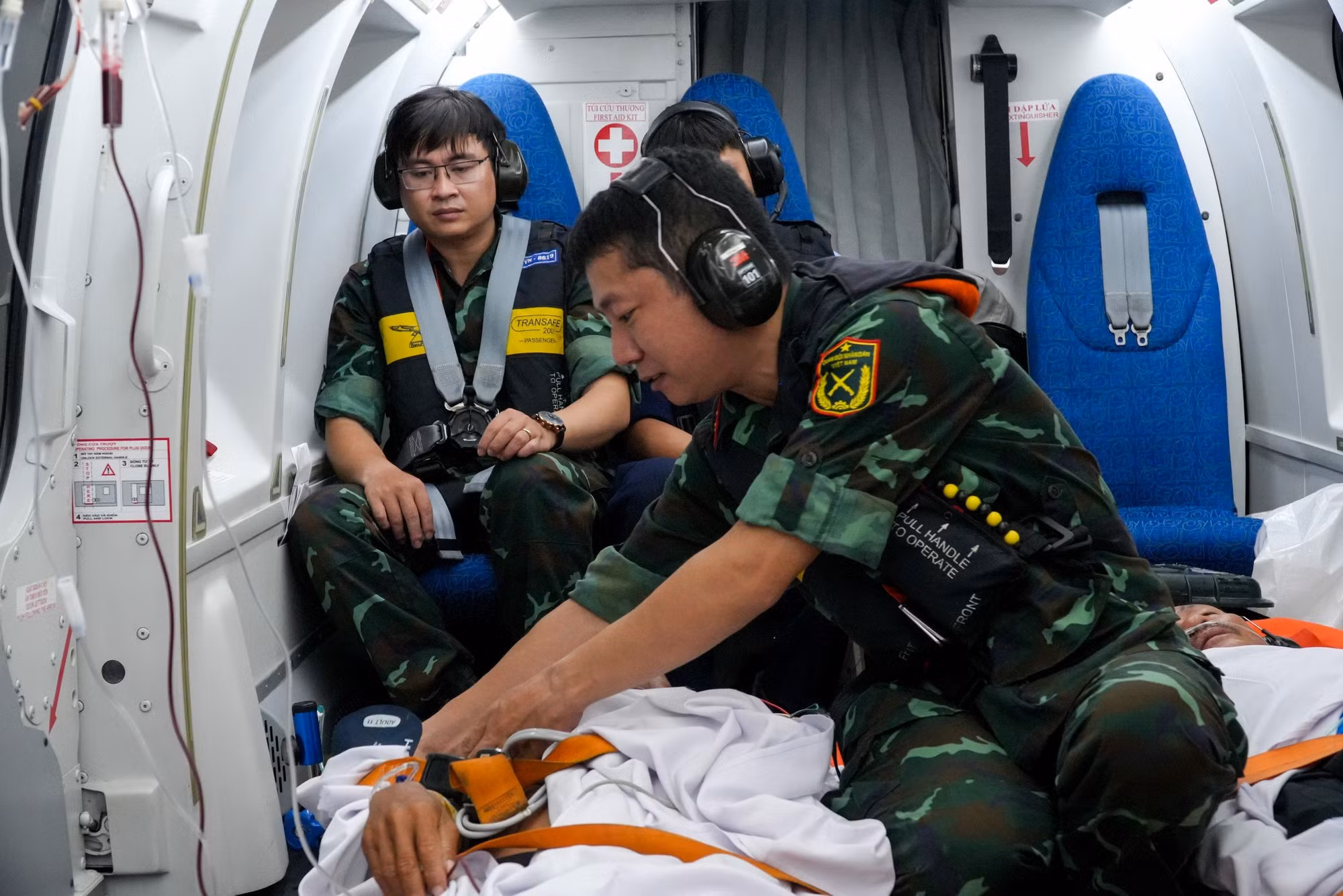 Đưa 2 bệnh nhân nguy kịch từ đảo Trường Sa về đất liền điều trị -1