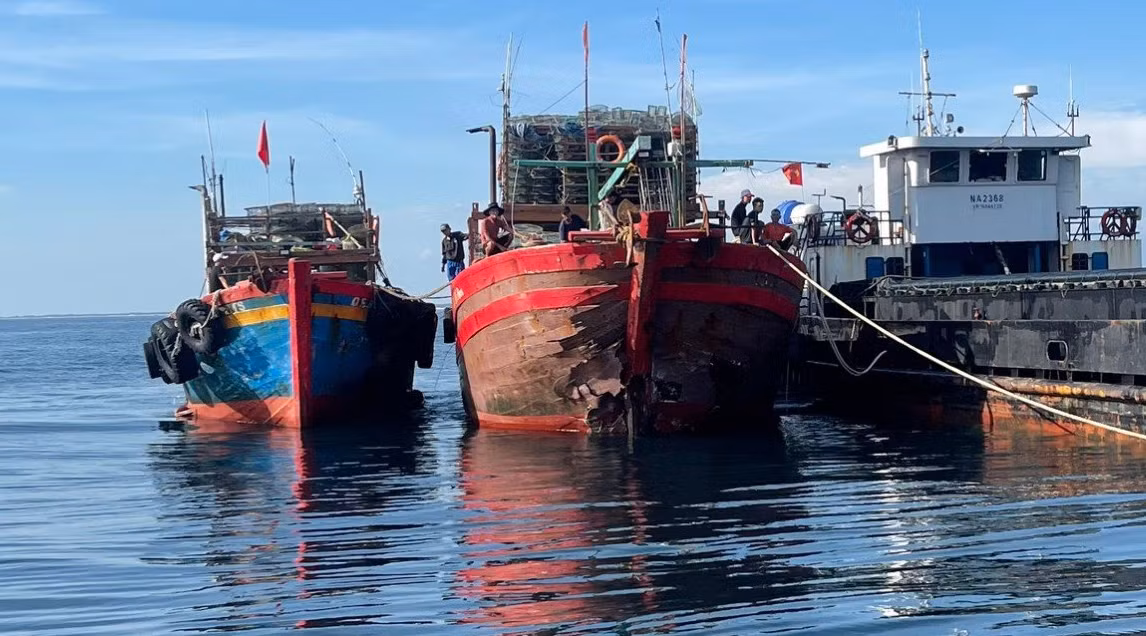 8 ngư dân may mắn được cứu sống khi va chạm với tàu hàng trên biển -0
