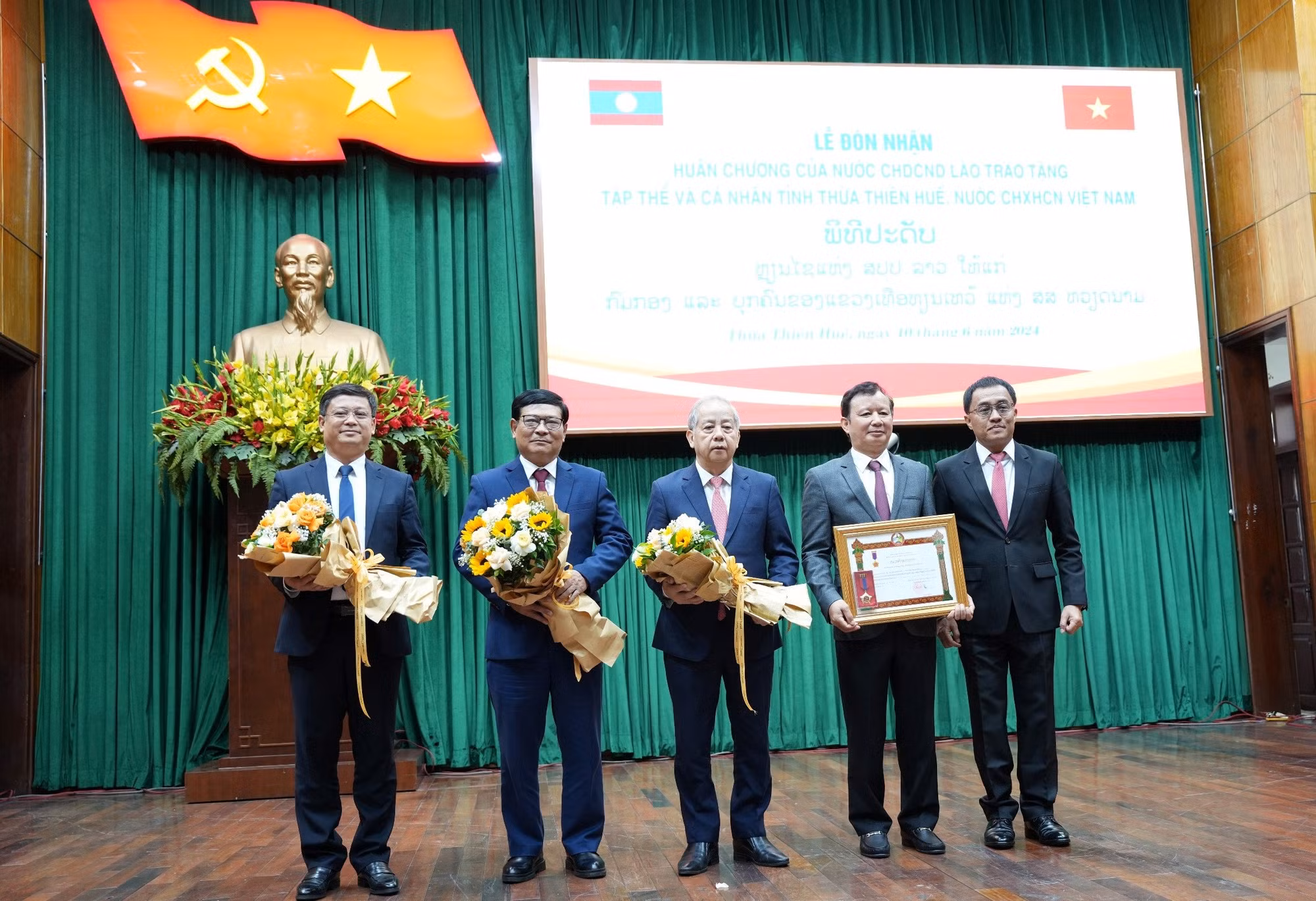 Tỉnh Thừa Thiên Huế đón nhận Huân chương cao quý của Chủ tịch nước CHDCND Lào -0