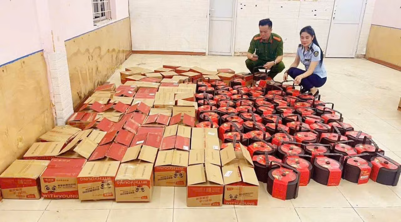 Thu giữ hàng trăm bánh trung thu không rõ nguồn gốc -0