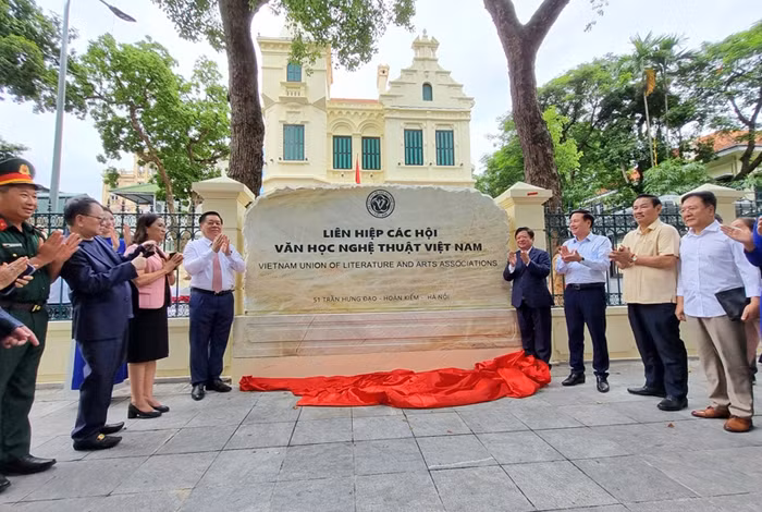 Nhớ ơn những người dựng ngôi đền văn hóa -0