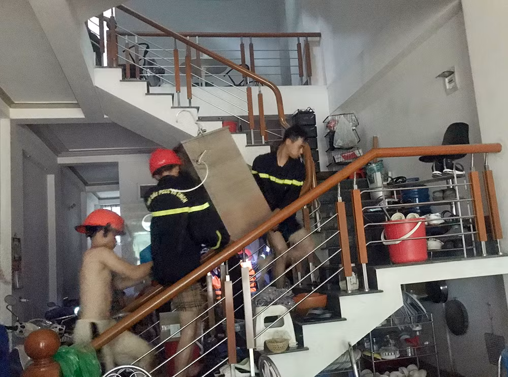 Công an Lào Cai đưa sản phụ đi cấp cứu và giúp các cháu học sinh đến nơi an toàn -0