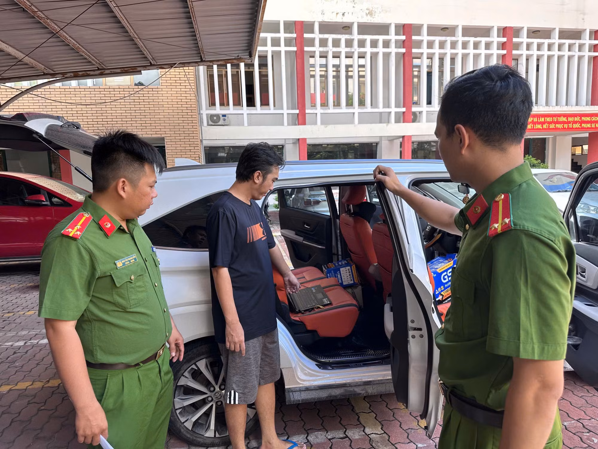 Bắt giữ nhóm đối tượng cấu kết người nước ngoài xâm nhập mạng viễn thông trái phép -0