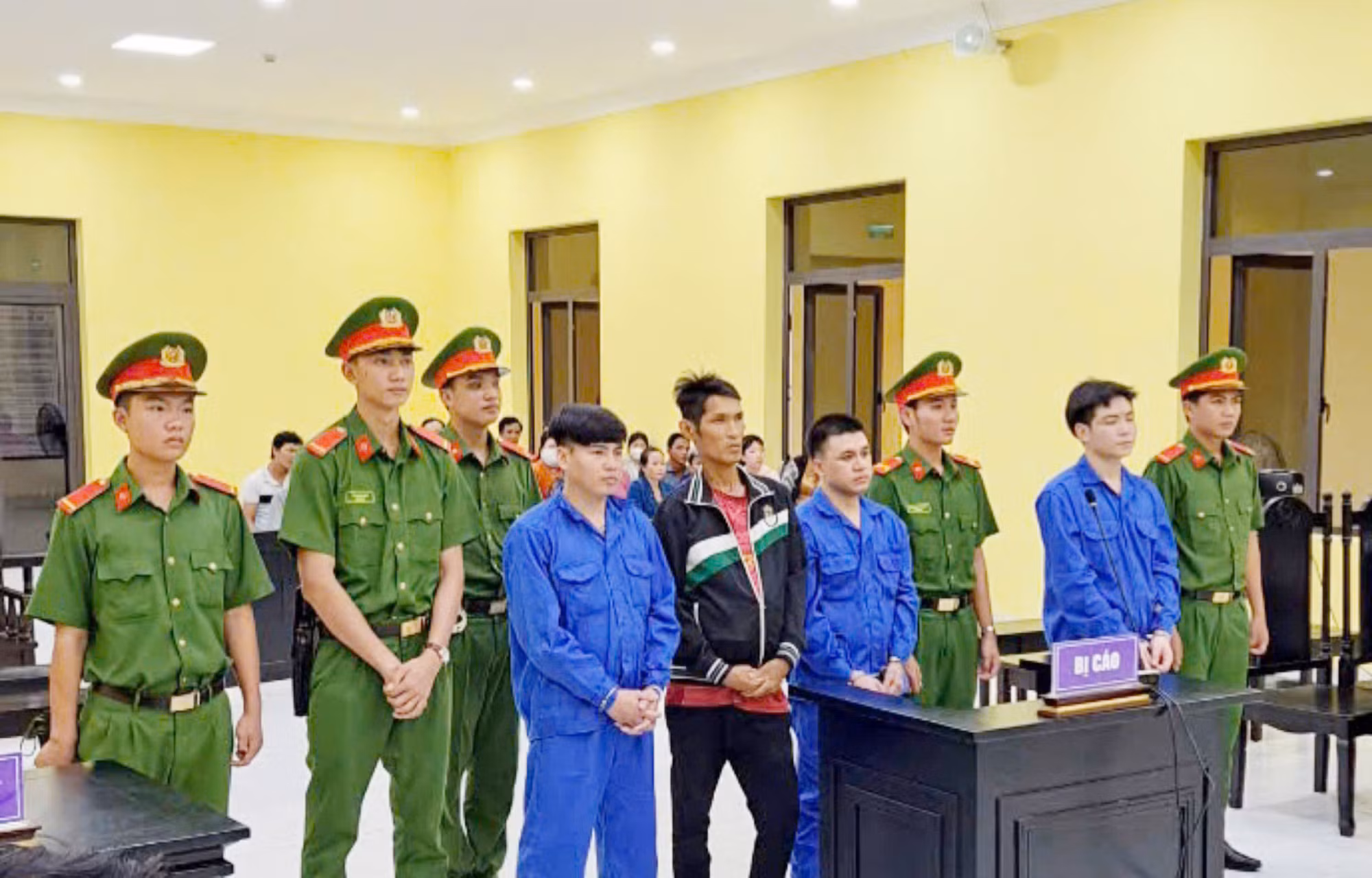Mượn mã tấu cho lính đi chém người, chủ và lính cùng lĩnh án -0
