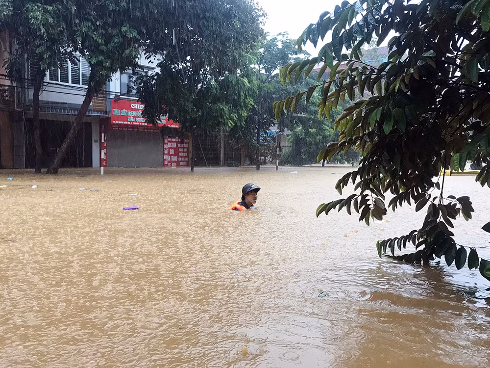 Công an Lào Cai đưa sản phụ đi cấp cứu và giúp các cháu học sinh đến nơi an toàn -0