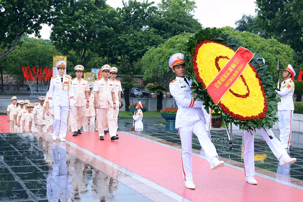 Lãnh đạo Đảng, Nhà nước, Bộ Công an viếng Chủ tịch Hồ Chí Minh và các Anh hùng liệt sĩ -0