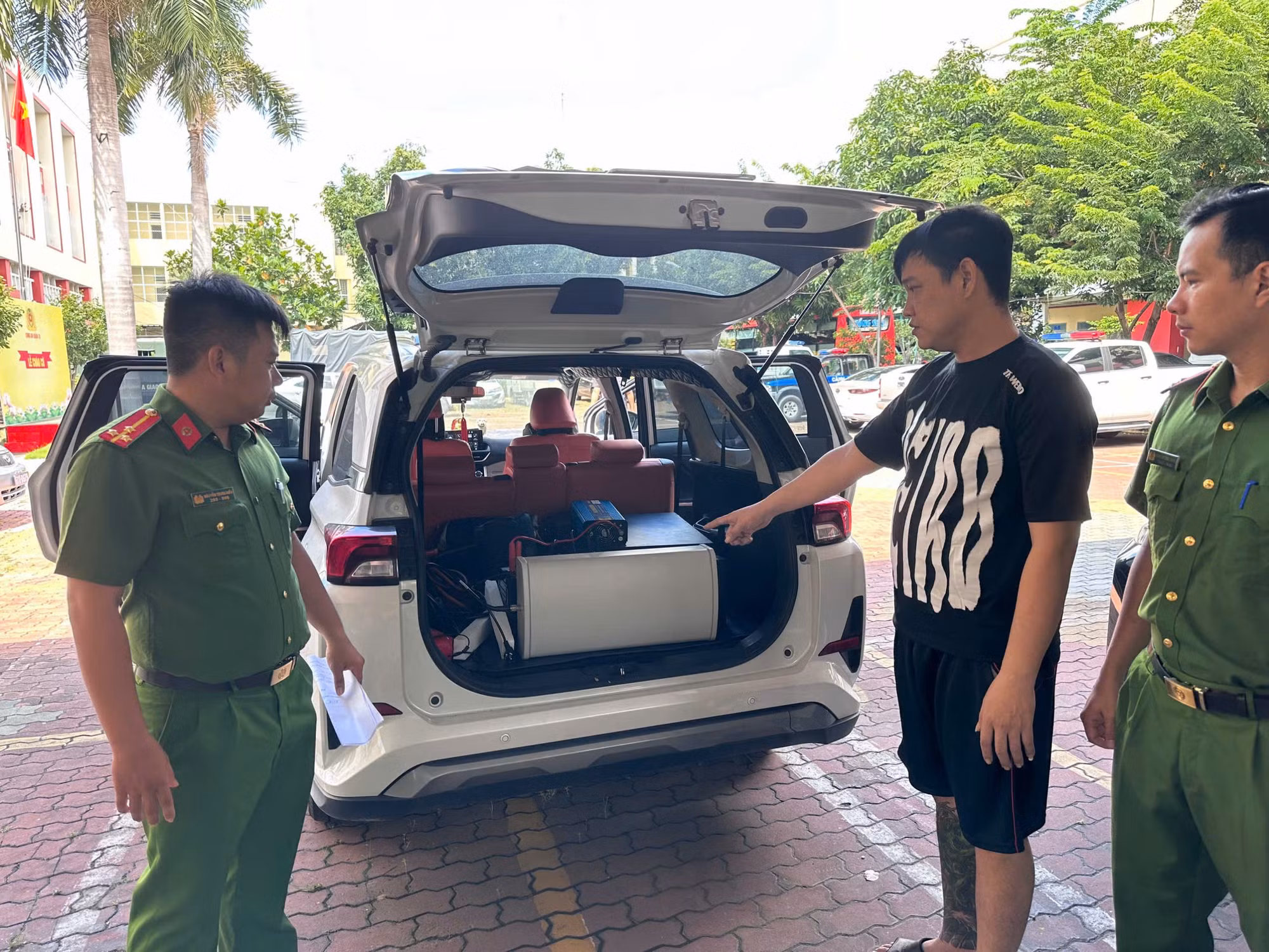 Bắt giữ nhóm đối tượng cấu kết người nước ngoài xâm nhập mạng viễn thông trái phép -1