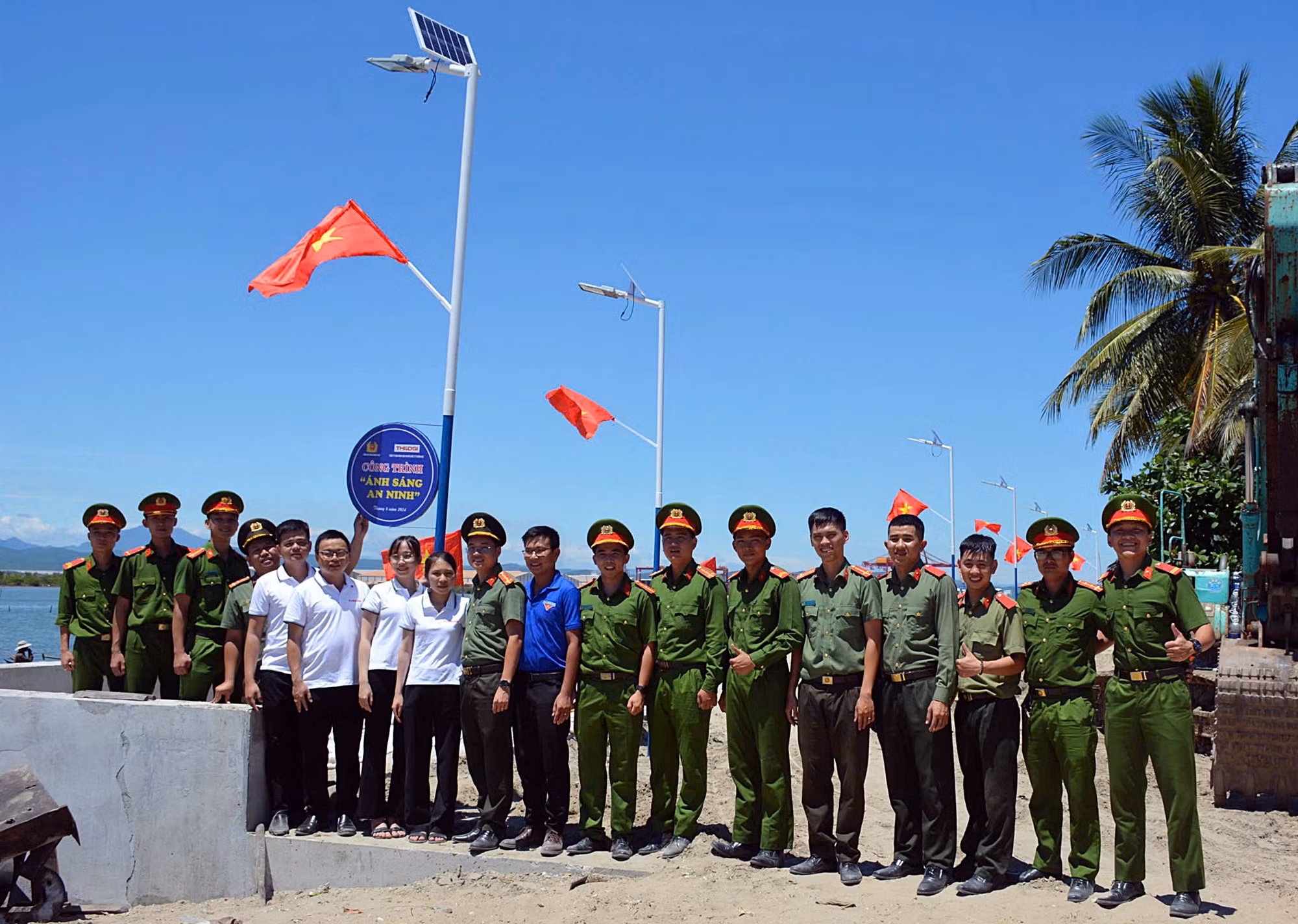 Tuổi trẻ Công an tỉnh Quảng Nam với nhiều hoạt động ý nghĩa tại xã đảo Tam Hải -0