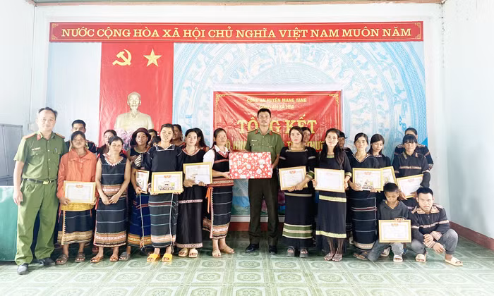 Công an xã mở lớp học tình thương gieo con chữ, trao sinh kế -0