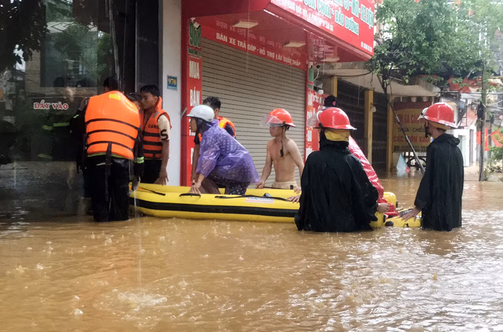 Công an Lào Cai đưa sản phụ đi cấp cứu và giúp các cháu học sinh đến nơi an toàn -0