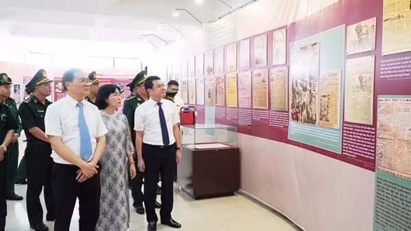 Triển lãm "Hình ảnh Chủ tịch Hồ Chí Minh trên báo chí cách mạng Việt Nam"