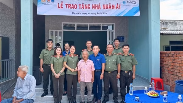 Công an Bình Dương tặng nhà nhân ái cho người nghèo