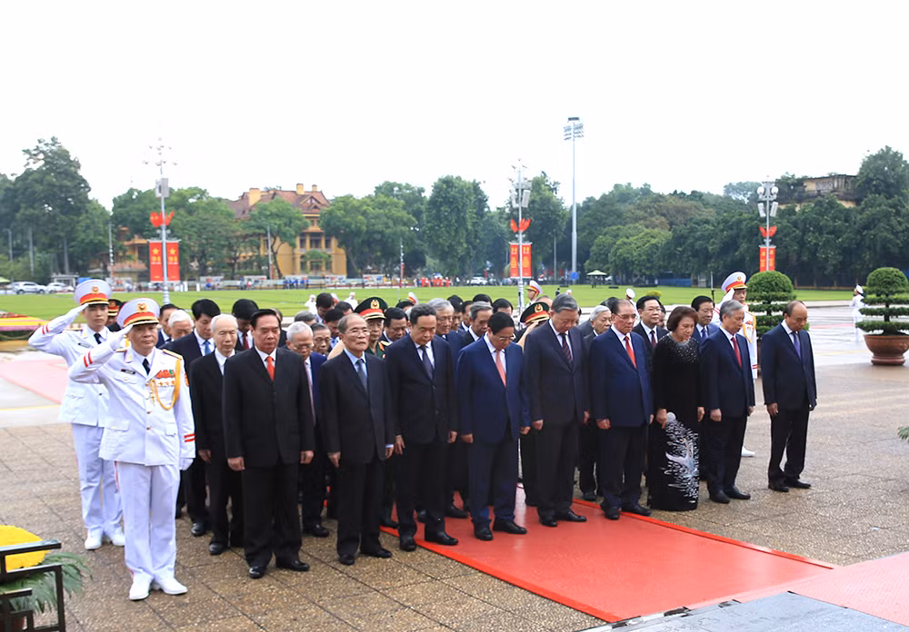 Lãnh đạo Đảng, Nhà nước, Bộ Công an viếng Chủ tịch Hồ Chí Minh và các Anh hùng liệt sĩ -0