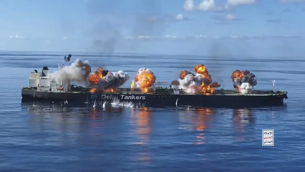 Houthi kích nổ bom, tàu dầu cháy ngùn ngụt trên biển Đỏ -0