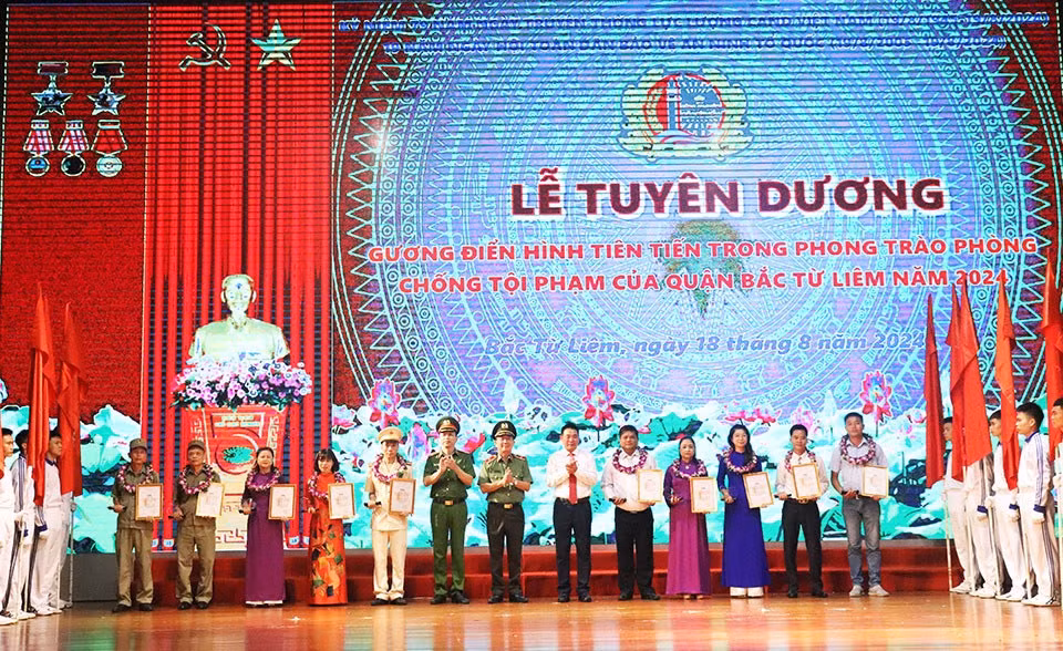 Tuyên dương 10 gương điển hình tiên tiến trong phong trào phòng chống tội phạm quận Bắc Từ Liêm -0