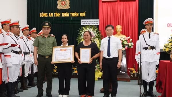 Trao Bằng Tổ quốc ghi công đối với Liệt sĩ, Trung tá Trần Duy Hùng