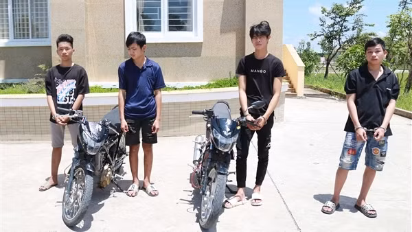 Nhóm “trẻ trâu” dụ nạn nhân mang xe đến giao lưu rồi cướp điện thoại