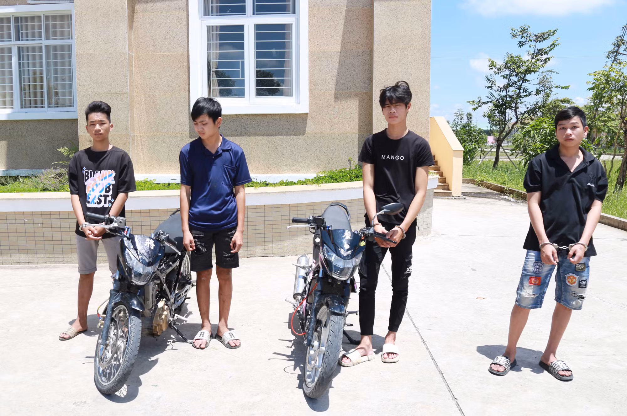 Nhóm “trẻ trâu” dụ nạn nhân mang xe đến giao lưu rồi cướp điện thoại -0