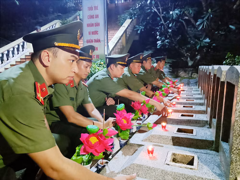 Trang 18_ số ĐB- Tháng Bảy, tri ân vùng đất căn cứ Trung ương Cục miền Nam -0