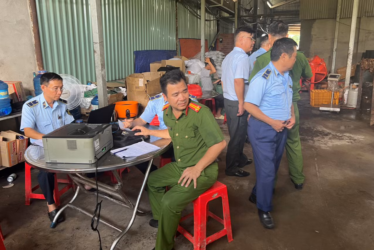 Tịch thu, tiêu hủy 4 tấn thực phẩm “bẩn” chuẩn bị tuồn ra thị trường -0