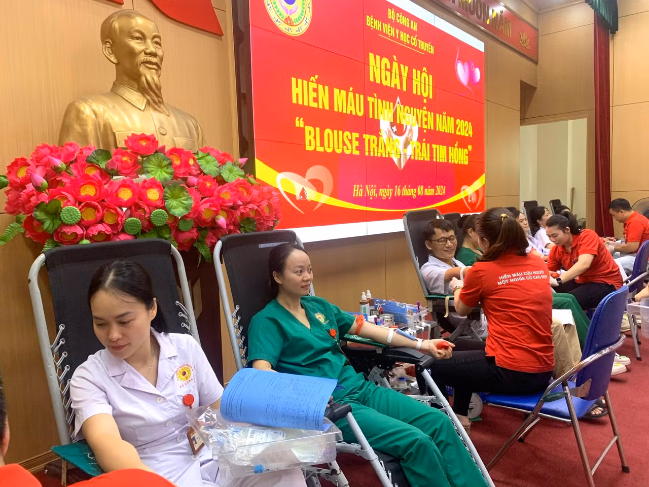 Hơn 100 CBCS, y bác sĩ Bệnh viện Y học cổ truyền tham gia Ngày hội hiến máu “ Blouse trắng – trái tim hồng” -0