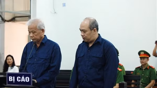 Cấu kết nhận hối lộ trong đăng kiểm xe ô tô, hai bị cáo lãnh án 22 năm 6 tháng tù