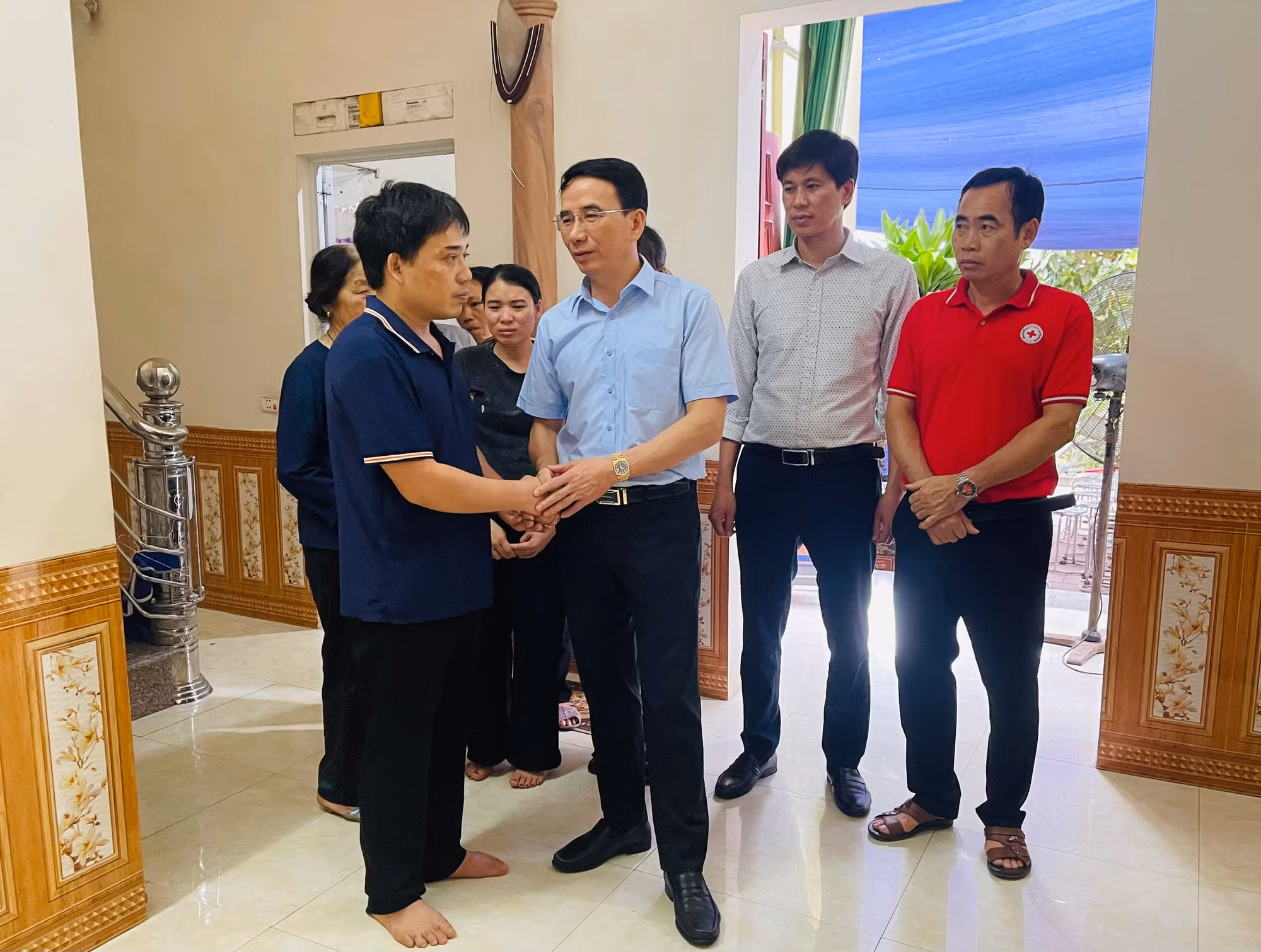 Thăm hỏi, chia buồn gia đình các nạn nhân trong vụ sạt lở đất tại Vĩnh Phúc -0