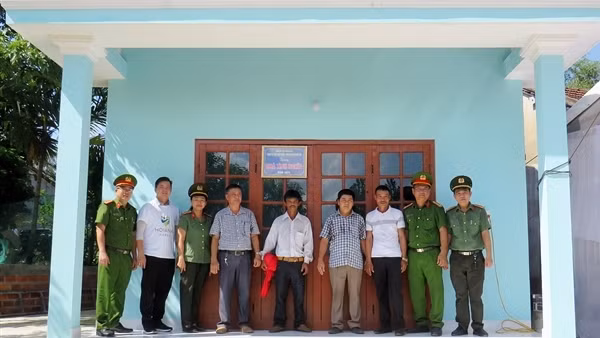 Công an Quảng Nam bàn giao 2 căn nhà tình nghĩa tặng hộ nghèo