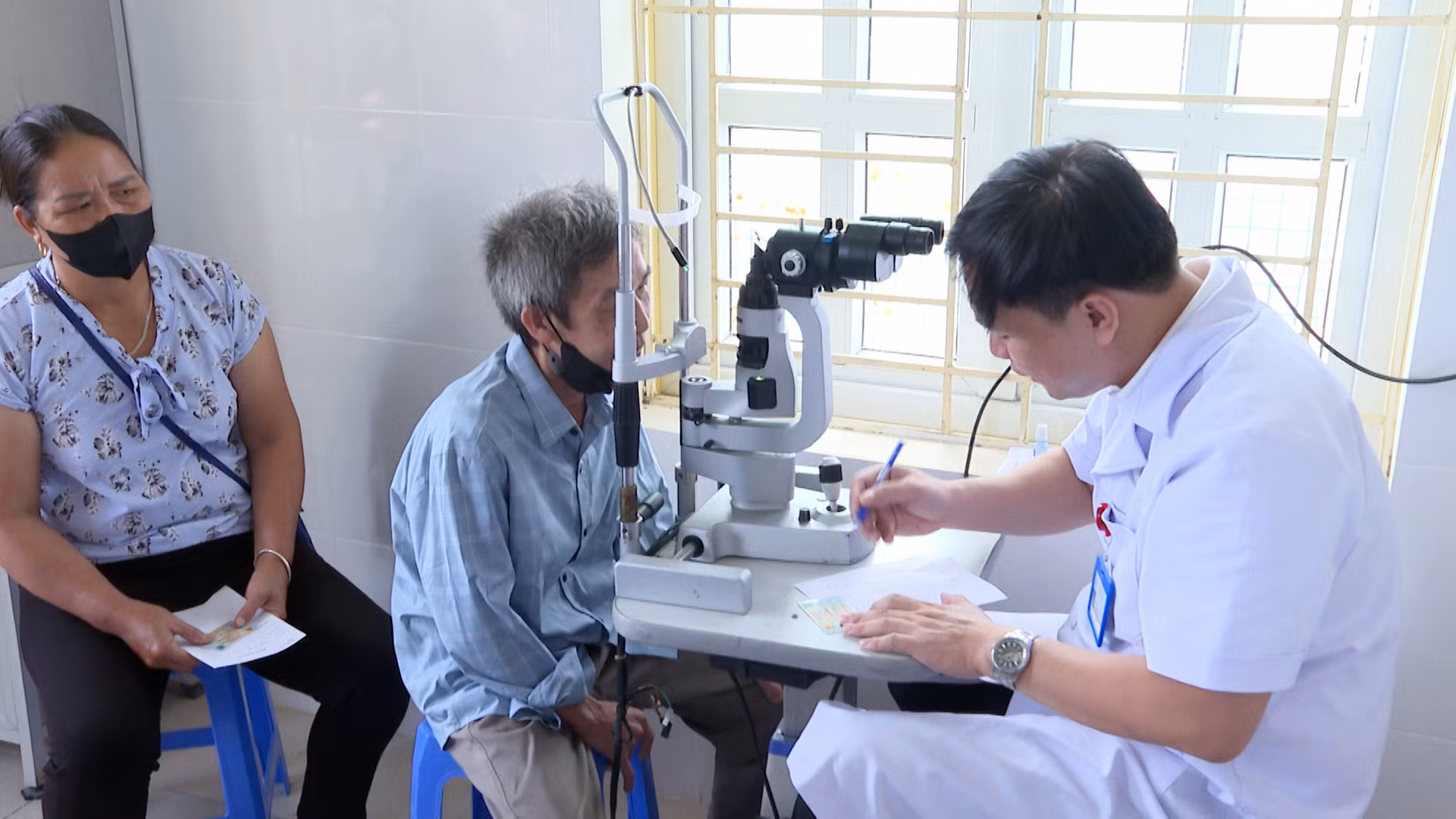 Bệnh viện 198 khám, mổ mắt miễn phí cho người dân tại Lộc Bình, Lạng Sơn -0