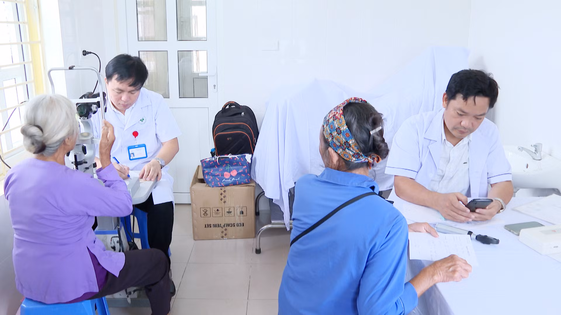 Bệnh viện 19-8 khám, mổ mắt miễn phí cho người dân tại Lộc Bình, Lạng Sơn -0