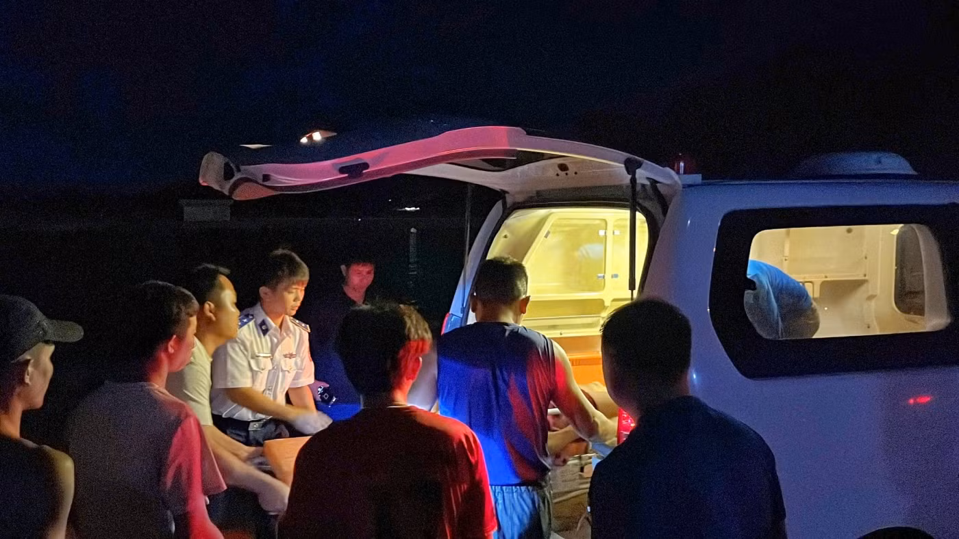 Tàu Cảnh sát biển cứu sống ngư dân bị hôn mê trong hầm cá -0