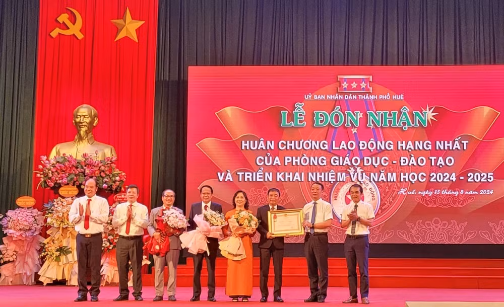 Ngành Giáo dục và Đào tạo TP Huế đón nhận Huân chương Lao động hạng Nhất -0