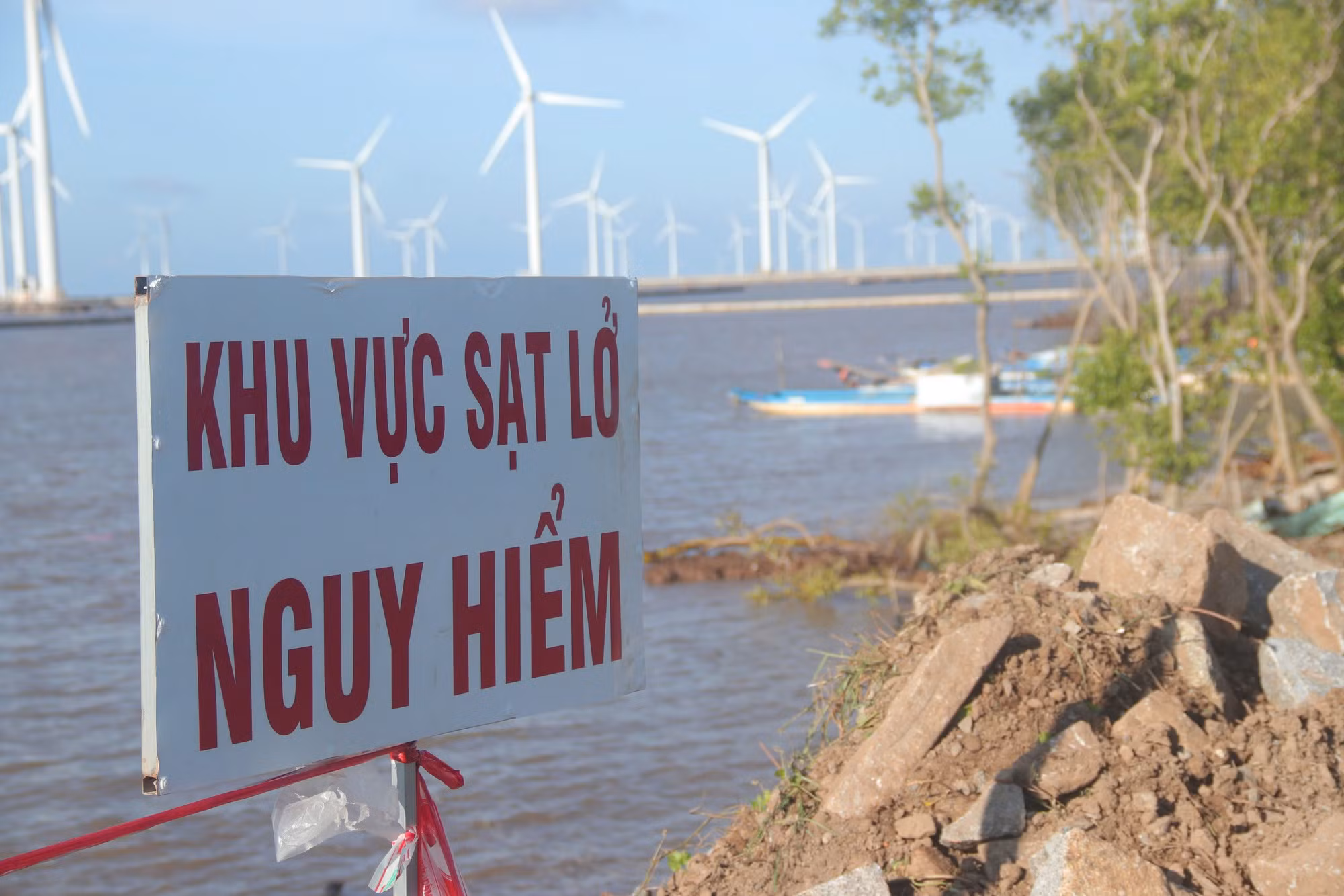 Phó thủ tướng Trần Lưu Quang kiểm tra sạt lở đê biển Đông tại Bạc Liêu -1