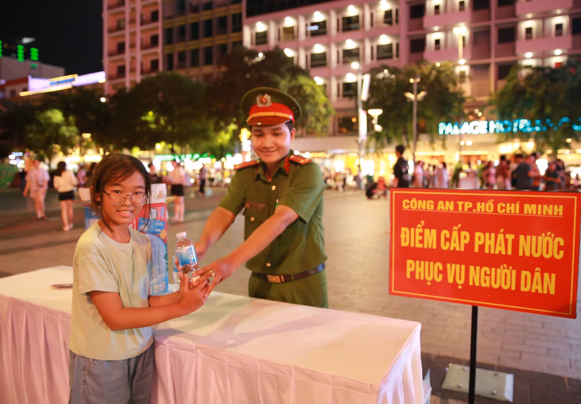 Công an đảm bảo ANTT tại chương trình biểu diễn nghệ thuật trên phố đi bộ Nguyễn Huệ -2