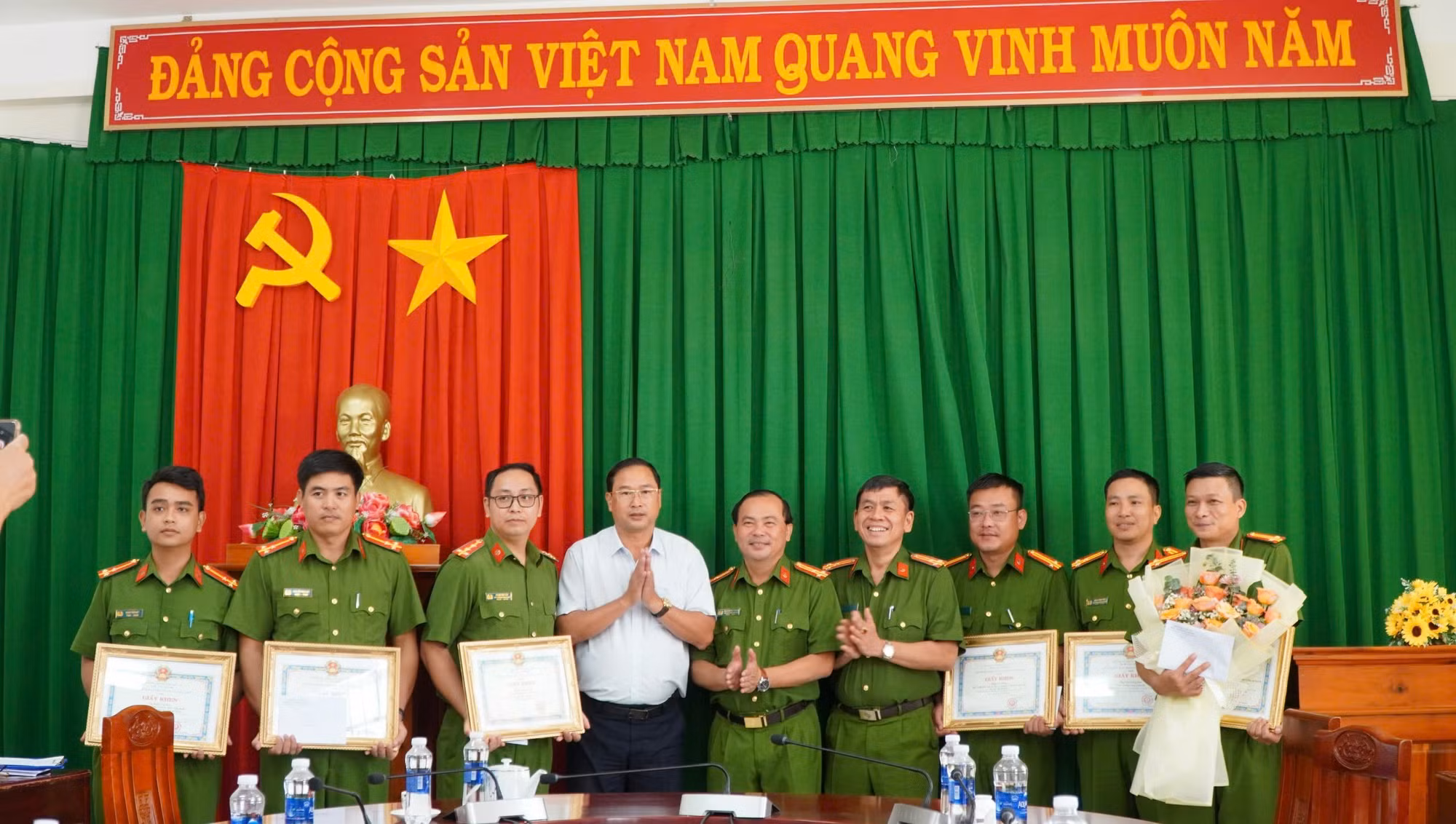 Khen thưởng các tập thể, cá nhân phá án nhanh vụ hiếp dâm ở Đồi Cừu -0