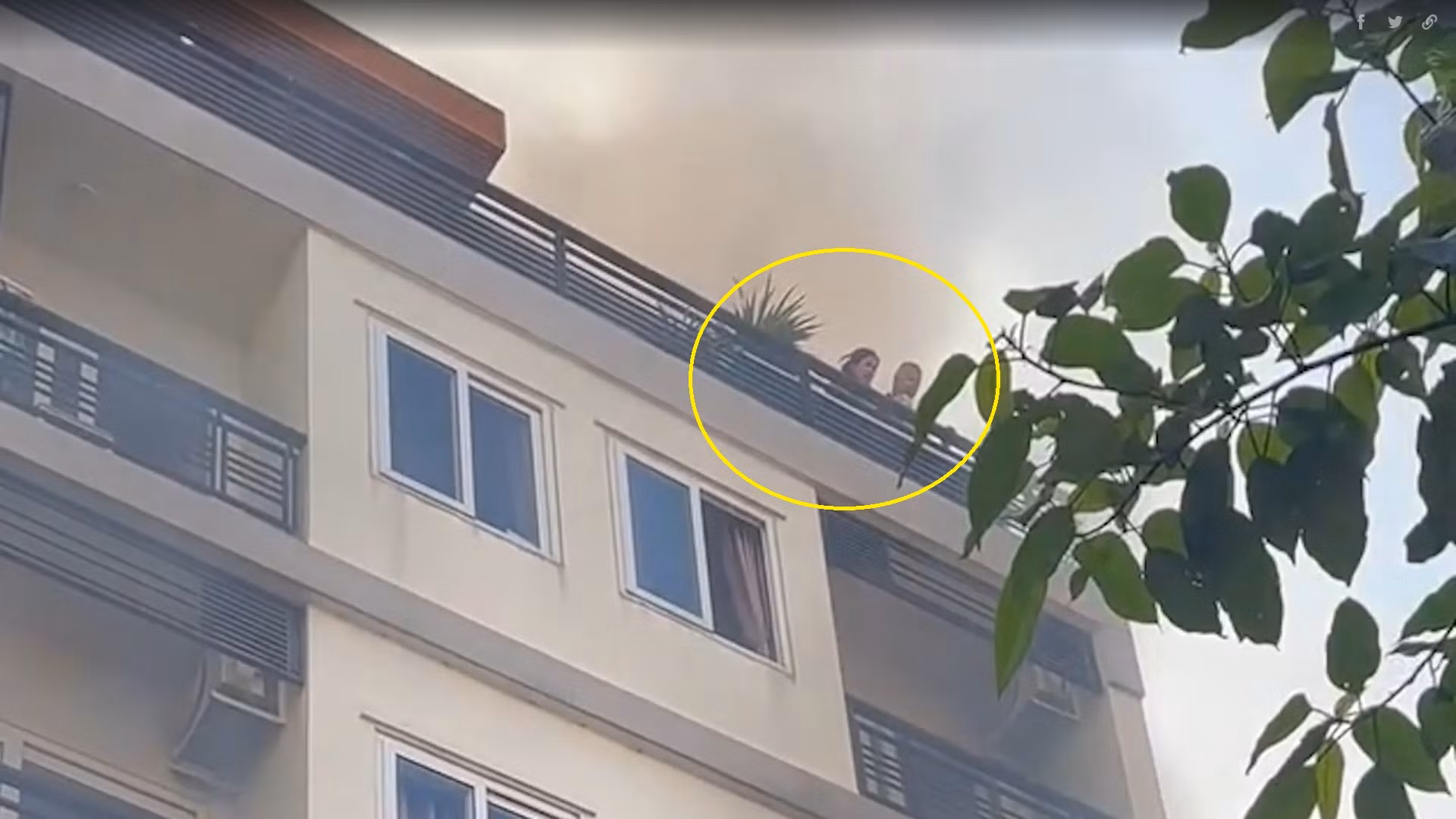 Dùng xe thang giải cứu người nước ngoài mắc kẹt trong vụ cháy căn nhà 5 tầng -0
