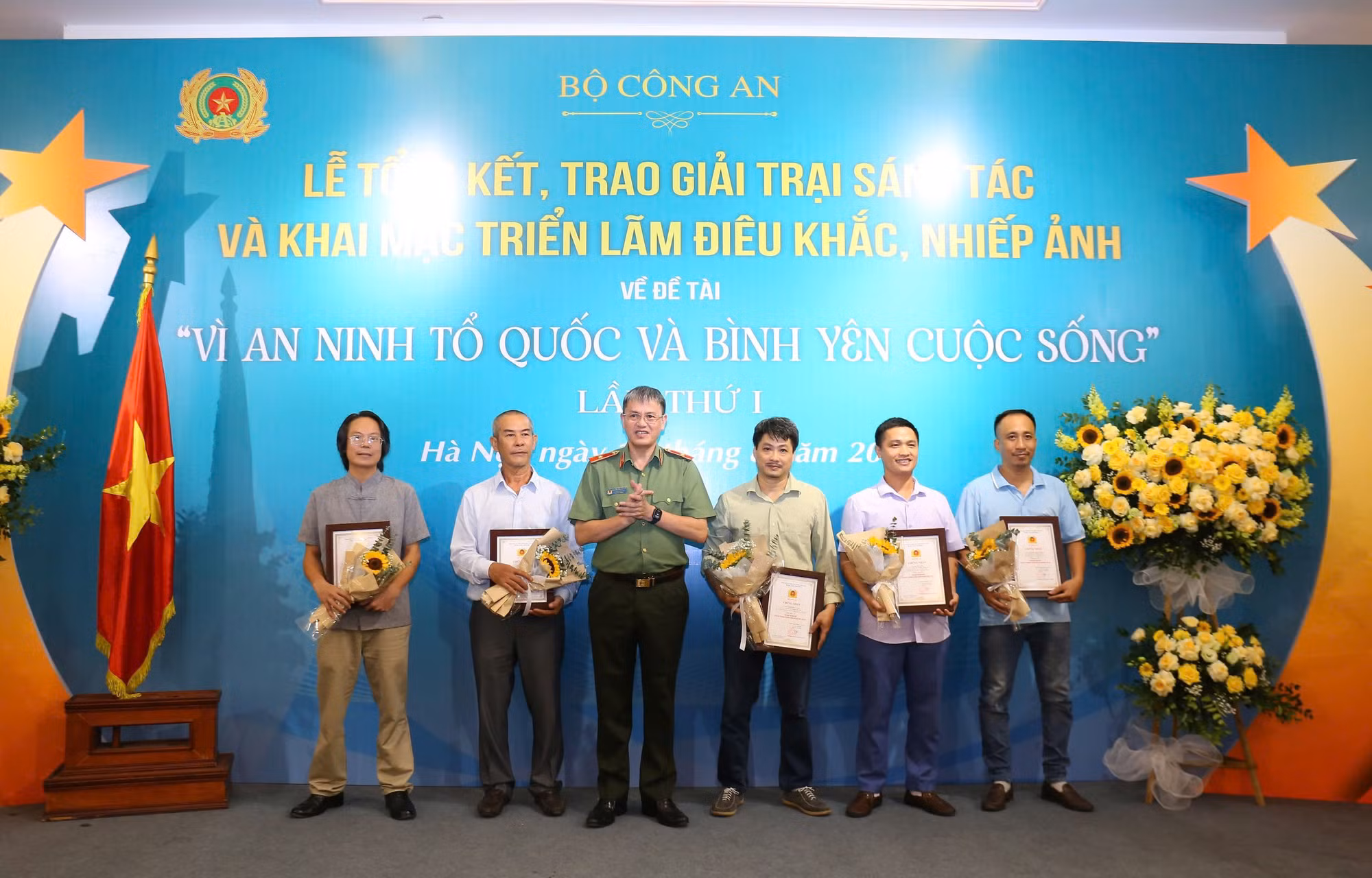 Trao giải và triển lãm tác phẩm điêu khắc, nhiếp ảnh về đề tài “Vì an ninh Tổ quốc và bình yên cuộc sống” -0