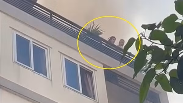 Dùng xe thang giải cứu người nước ngoài mắc kẹt trong vụ cháy căn nhà 5 tầng