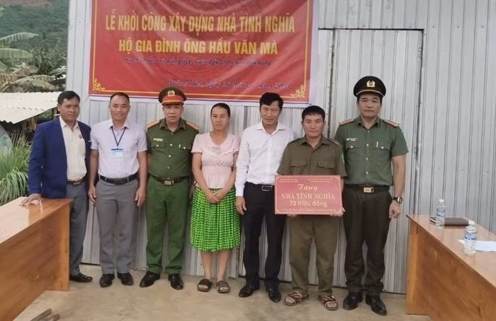 Xây 2 căn nhà tình nghĩa, nhận đỡ đầu 12 trẻ mồ côi -0
