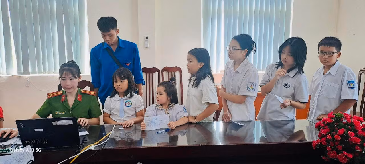 Chỉ hơn 1 phút hoàn thành thủ tục đề nghị cấp căn cước cho người dưới 14 tuổi -0