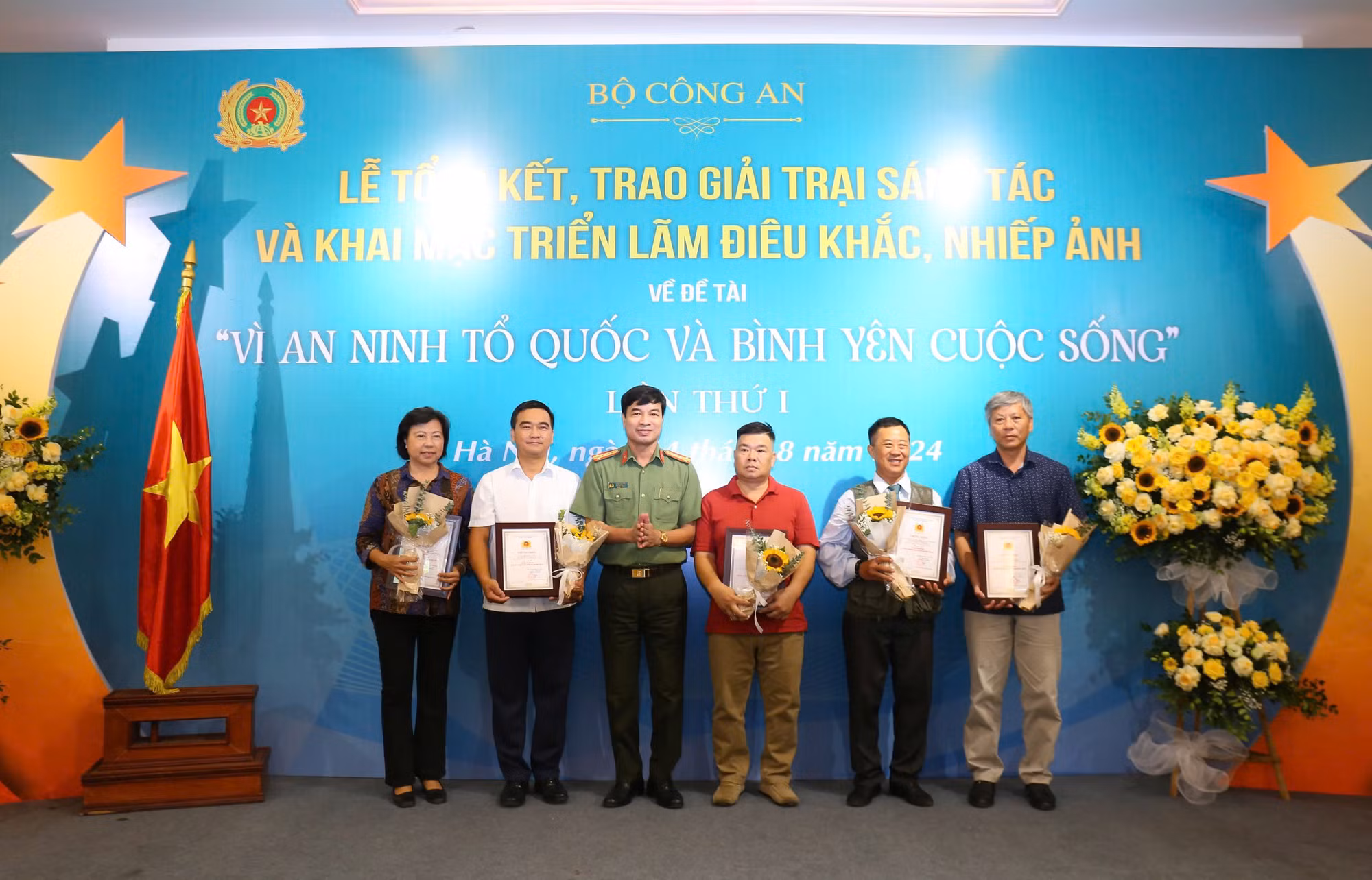 Trao giải và triển lãm tác phẩm điêu khắc, nhiếp ảnh về đề tài “Vì an ninh Tổ quốc và bình yên cuộc sống” -0