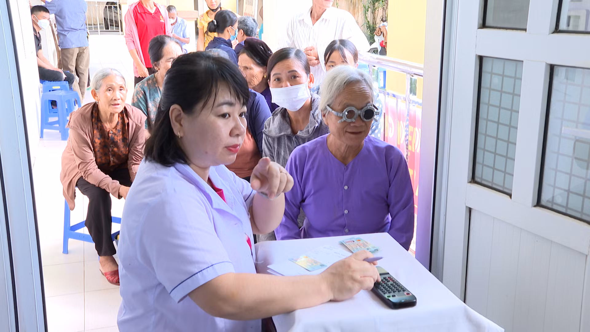 Bệnh viện 198 khám, mổ mắt miễn phí cho người dân tại Lộc Bình, Lạng Sơn -1