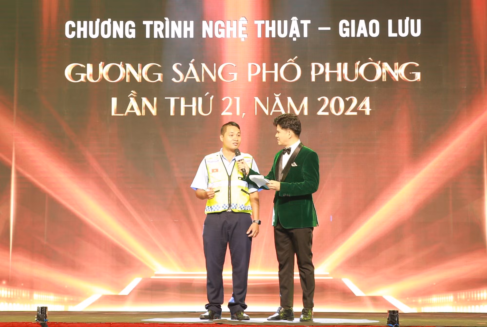 Những tấm gương đời thường bình dị mà cao cả -0