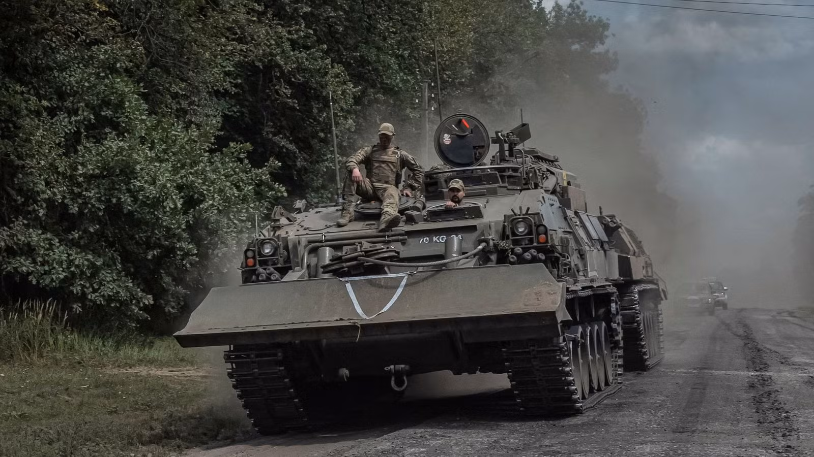 Thiết giáp Ukraine thọ sâu gần 30km vào lãnh thổ Nga -0