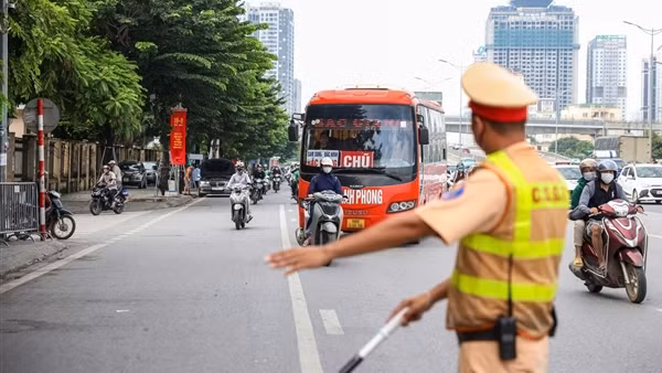 Người dân báo tin, hàng loạt xe khách vi phạm bị CSGT xử lý