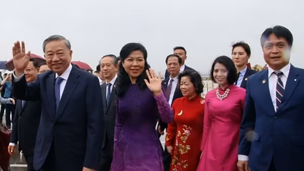 Những hình ảnh đầu tiên của Tổng Bí thư, Chủ tịch nước Tô Lâm và Phu nhân tại Trung Quốc