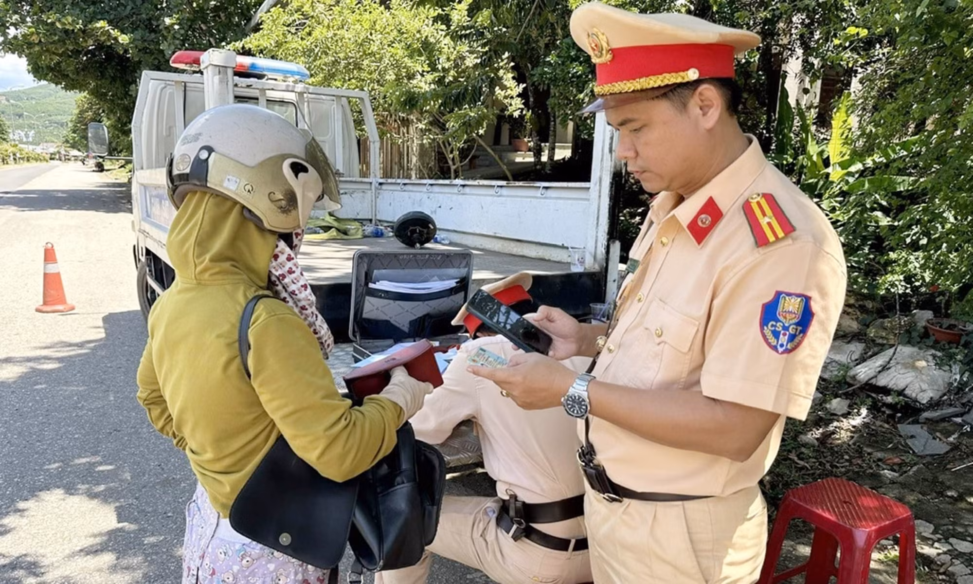 Thiếu tá Công an giúp người đàn ông tự ngã xe mô tô bị thương trên Quốc lộ 14B -0