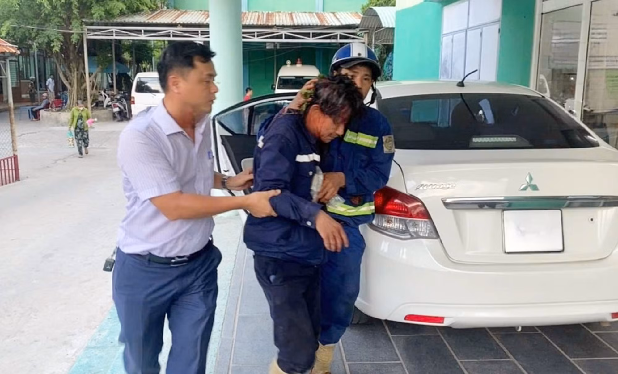 Thiếu tá Công an giúp người đàn ông tự ngã xe mô tô bị thương trên Quốc lộ 14B -0