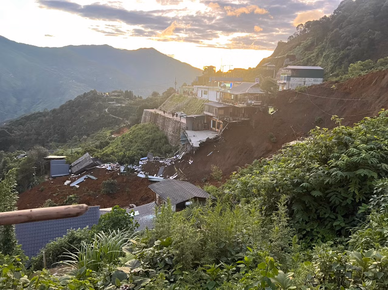Sạt lở trong đêm vùi lấp homestay không phép khiến 3 người thương vong -0