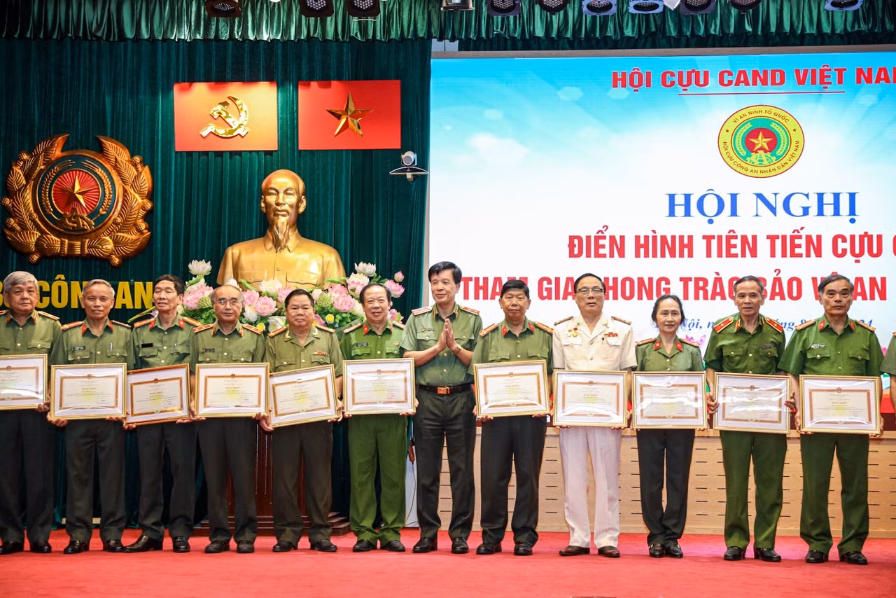 Biểu dương 33 tập thể, 20 cá nhân cựu CAND điển hình tiên tiến trong phong trào toàn dân bảo vệ ANTQ -0